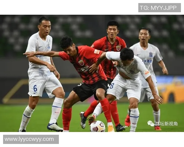 足总杯激战:里昂与皇马战成平局争议判罚引发全场热议